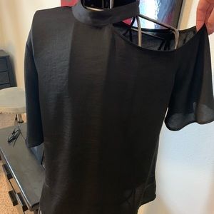 Express NWT Sexy cold shoulder zip back collar loop Top.  Black, 100% poly. Sz S